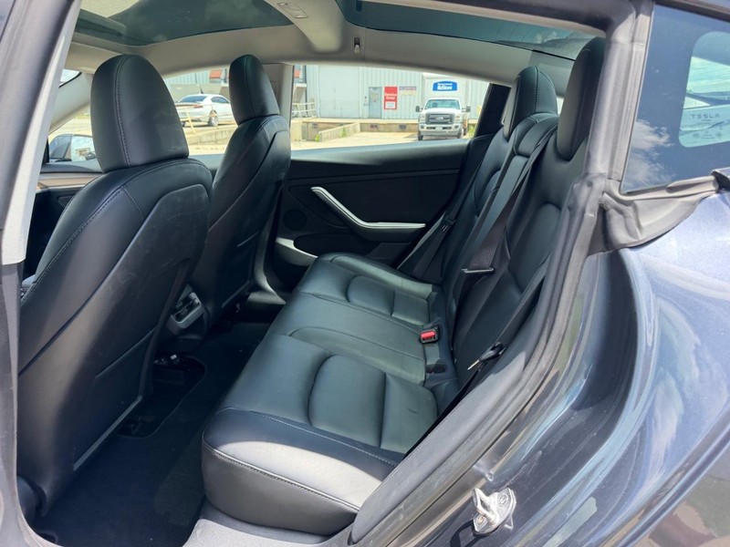 Tesla Model 3 Vehicle Full-screen Gallery Image 8