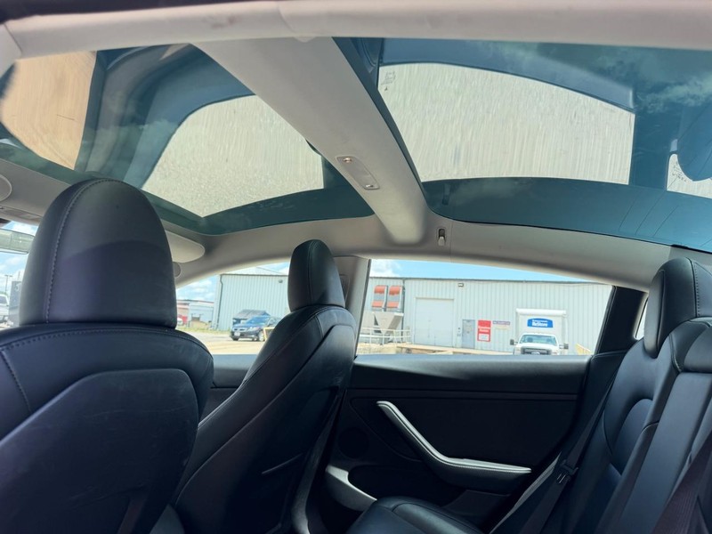 Tesla Model 3 Vehicle Full-screen Gallery Image 9