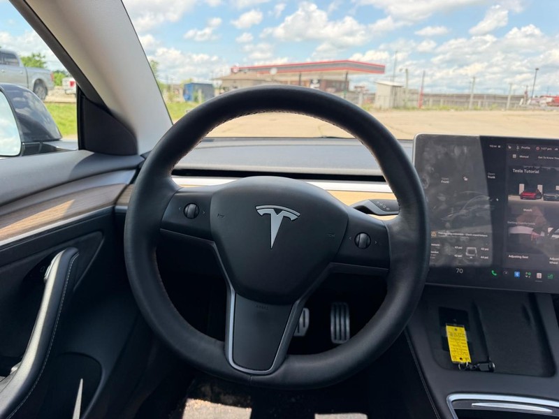 Tesla Model 3 Vehicle Full-screen Gallery Image 11