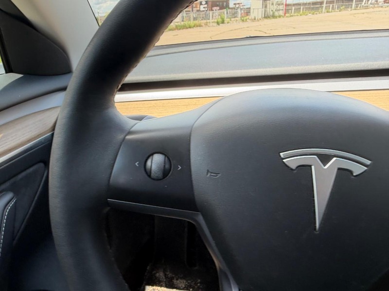 Tesla Model 3 Vehicle Full-screen Gallery Image 12