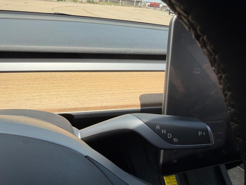 Tesla Model 3 Vehicle Full-screen Gallery Image 14