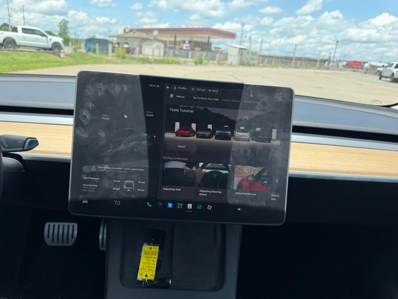 Tesla Model 3 Vehicle Full-screen Gallery Image 15