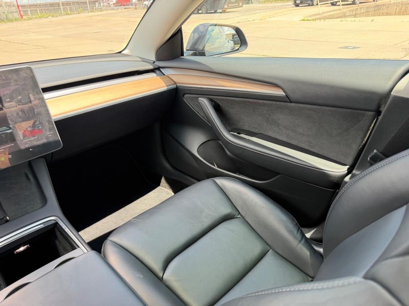 Tesla Model 3 Vehicle Full-screen Gallery Image 16