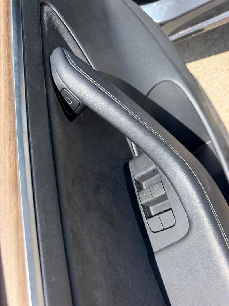 Tesla Model 3 Vehicle Full-screen Gallery Image 17