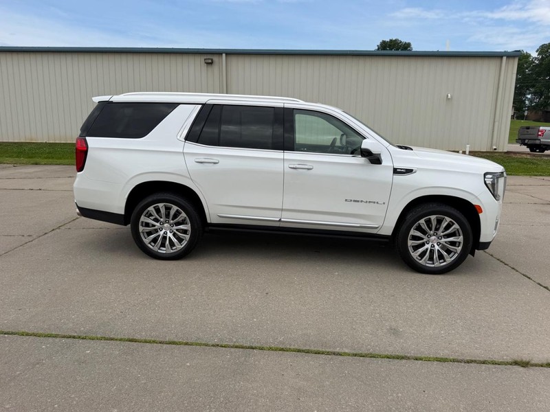 GMC Yukon Vehicle Full-screen Gallery Image 2