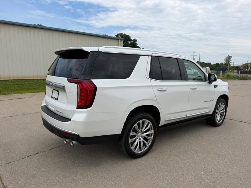 GMC Yukon Vehicle Full-screen Gallery Image 3