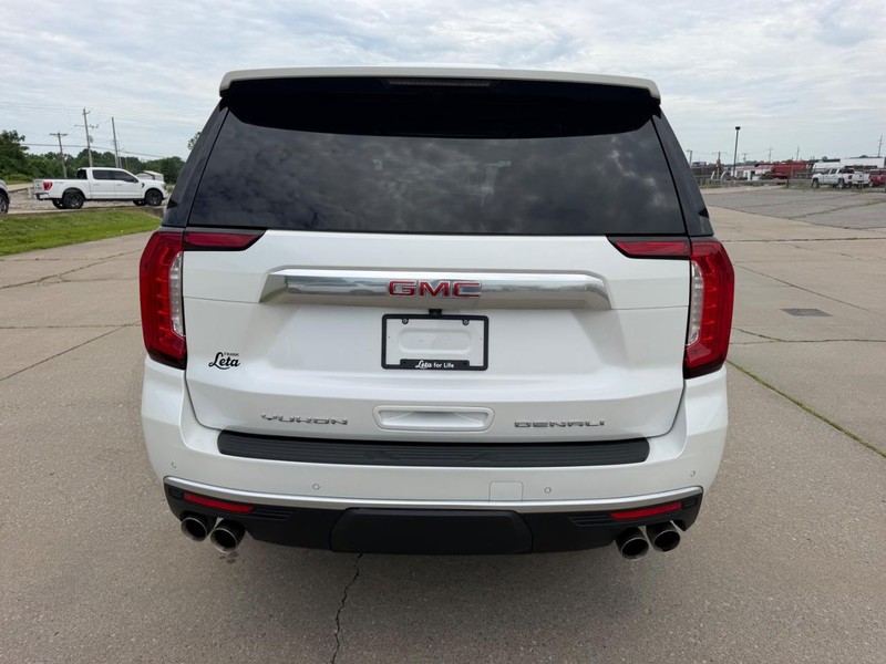 GMC Yukon Vehicle Full-screen Gallery Image 4