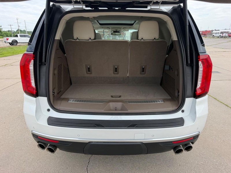GMC Yukon Vehicle Full-screen Gallery Image 5
