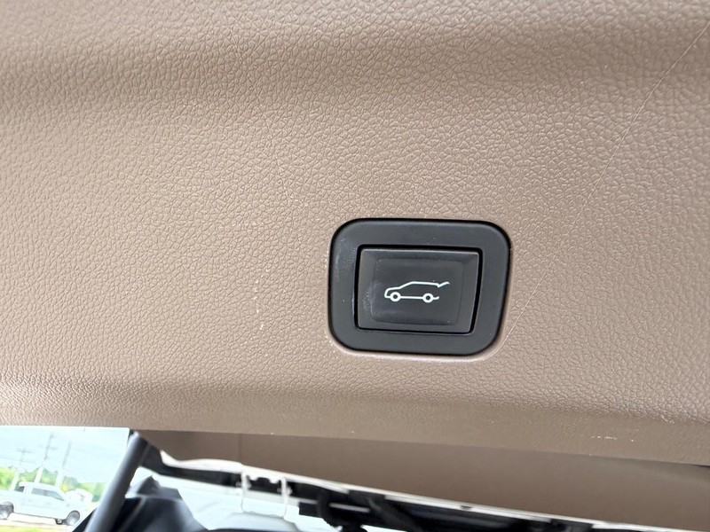 GMC Yukon Vehicle Full-screen Gallery Image 6