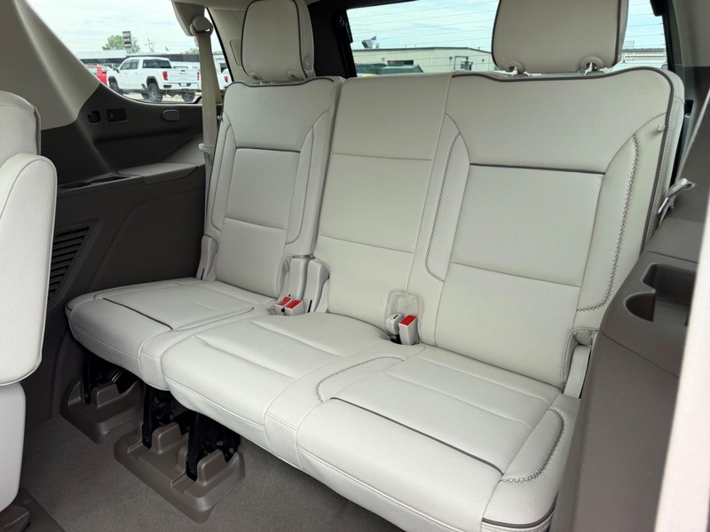 GMC Yukon Vehicle Full-screen Gallery Image 8
