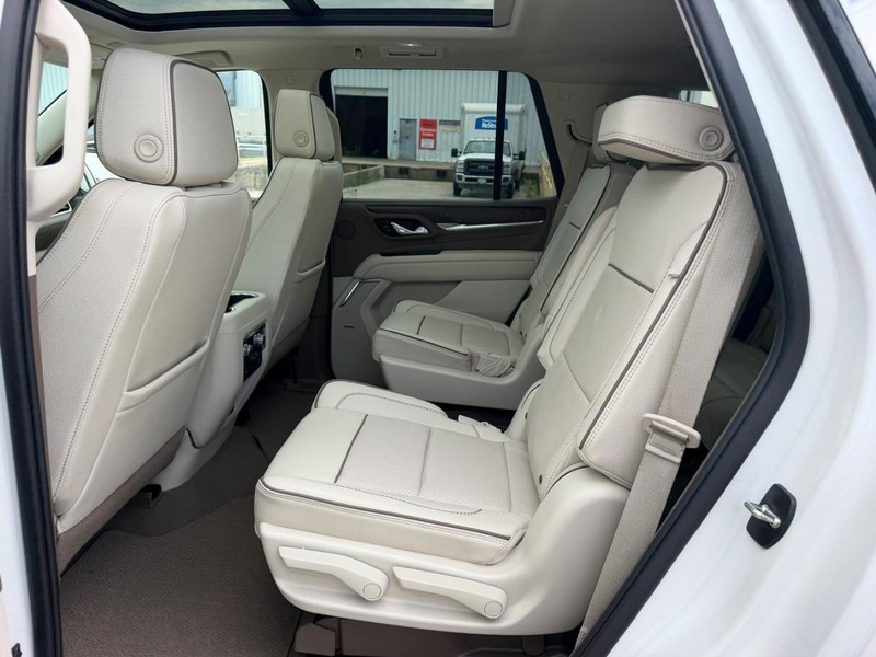 GMC Yukon Vehicle Full-screen Gallery Image 9