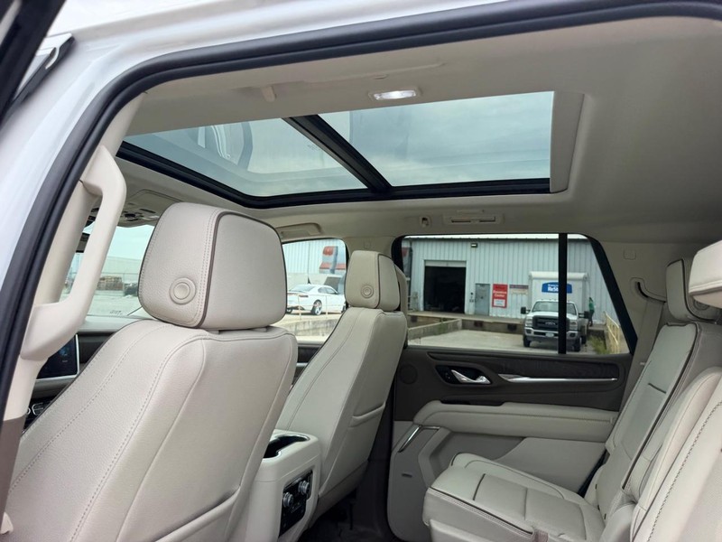 GMC Yukon Vehicle Full-screen Gallery Image 10