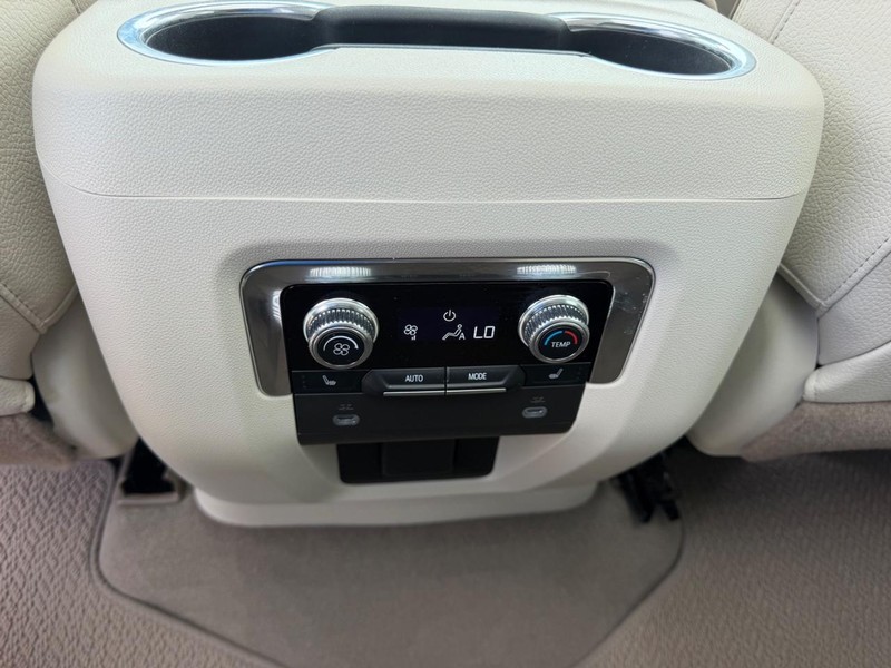 GMC Yukon Vehicle Full-screen Gallery Image 11