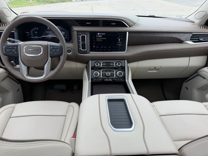 GMC Yukon Vehicle Full-screen Gallery Image 12
