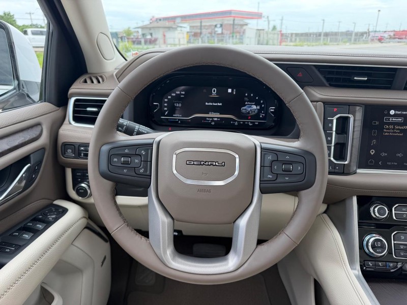 GMC Yukon Vehicle Full-screen Gallery Image 13