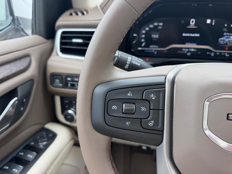 GMC Yukon Vehicle Full-screen Gallery Image 14