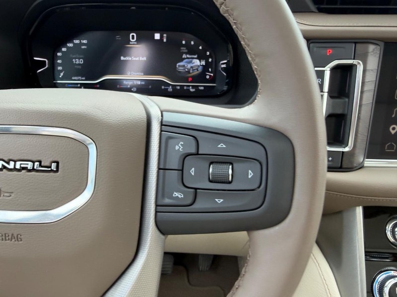 GMC Yukon Vehicle Full-screen Gallery Image 15