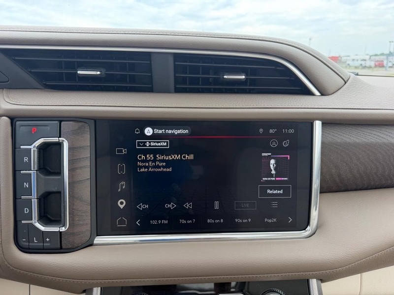 GMC Yukon Vehicle Full-screen Gallery Image 16