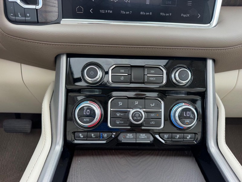 GMC Yukon Vehicle Full-screen Gallery Image 18