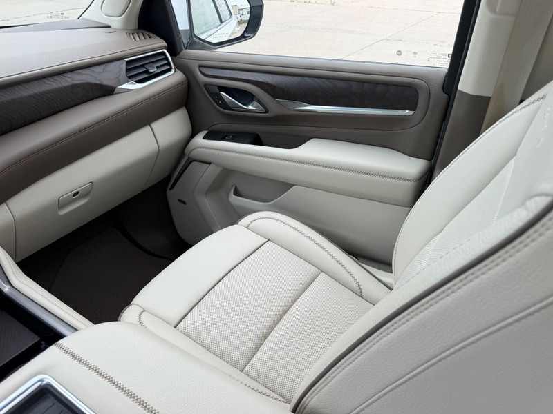 GMC Yukon Vehicle Full-screen Gallery Image 19