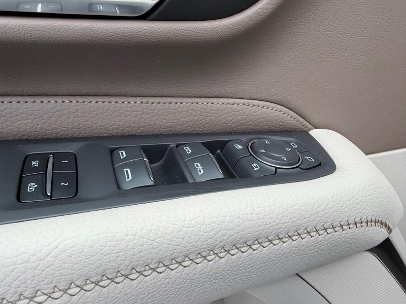 GMC Yukon Vehicle Full-screen Gallery Image 20
