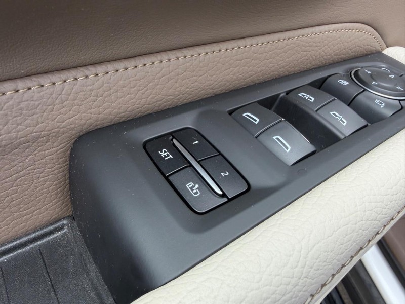 GMC Yukon Vehicle Full-screen Gallery Image 21