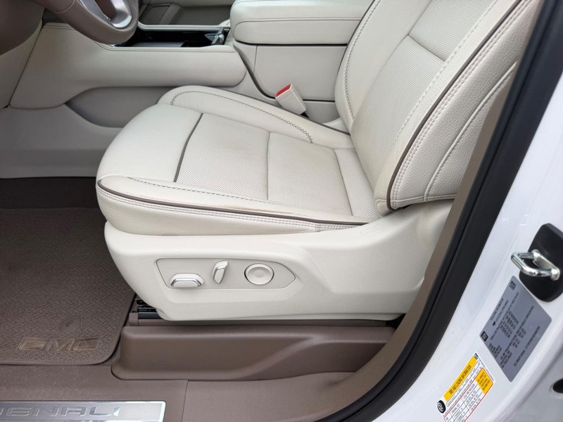 GMC Yukon Vehicle Full-screen Gallery Image 22