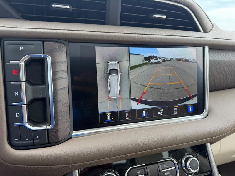 GMC Yukon Vehicle Full-screen Gallery Image 24