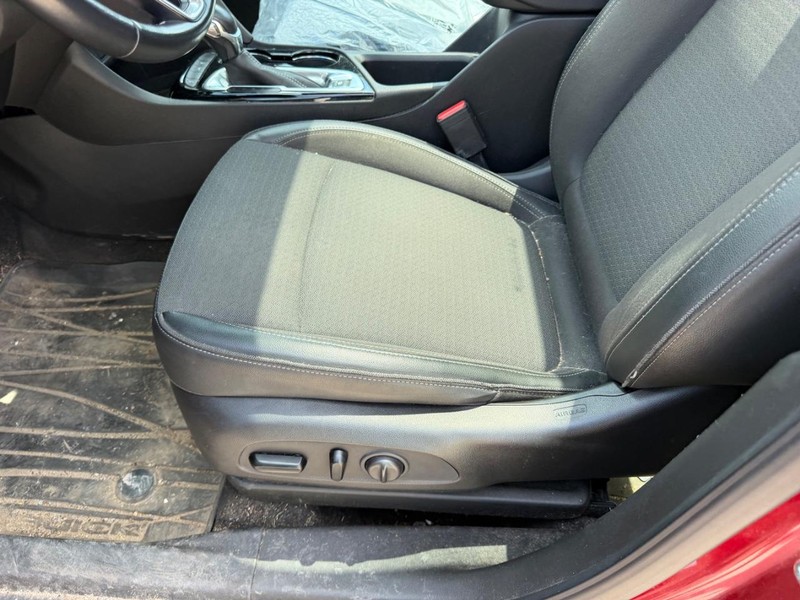 Buick Encore GX Vehicle Full-screen Gallery Image 18