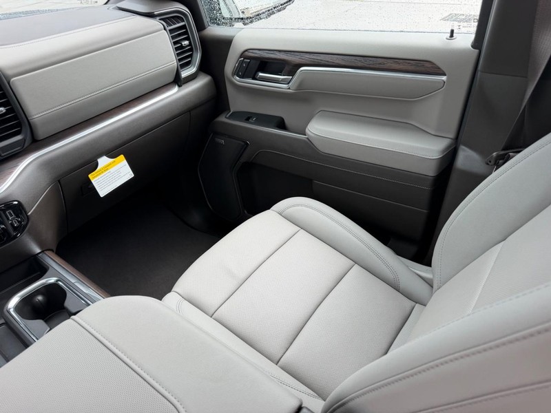 GMC Sierra 1500 Vehicle Full-screen Gallery Image 16
