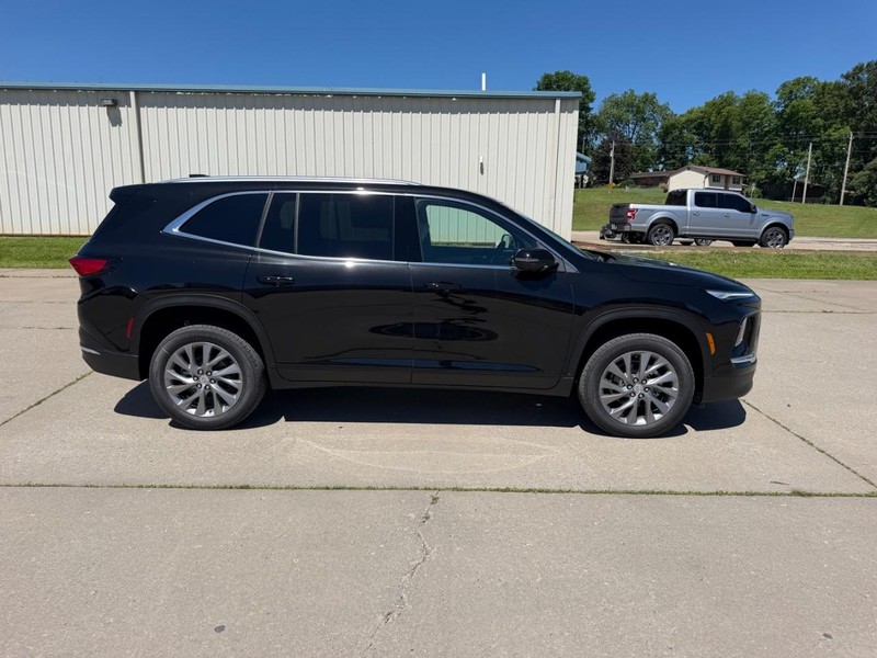 Buick Enclave Vehicle Full-screen Gallery Image 2