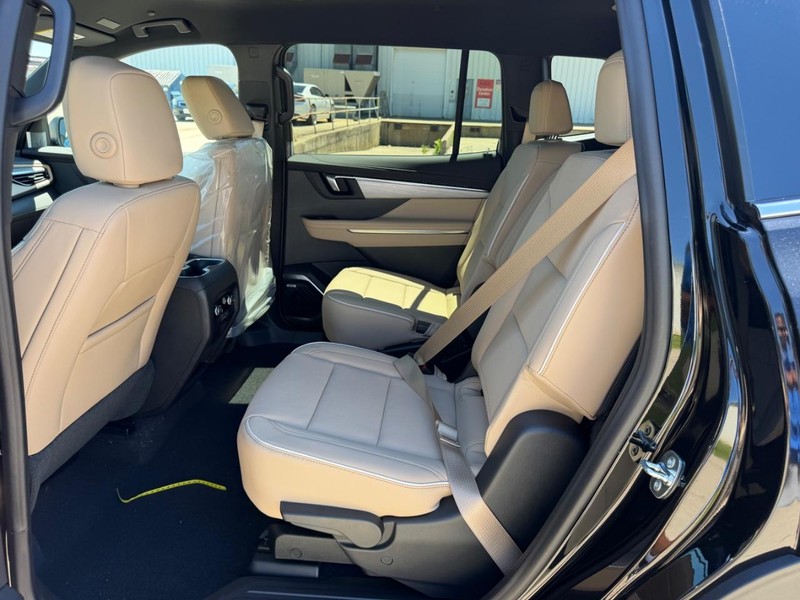 Buick Enclave Vehicle Full-screen Gallery Image 9