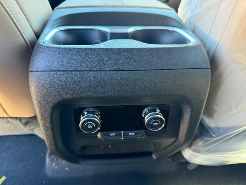Buick Enclave Vehicle Full-screen Gallery Image 10