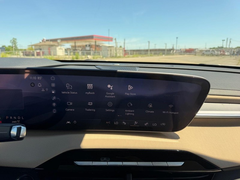 Buick Enclave Vehicle Full-screen Gallery Image 16