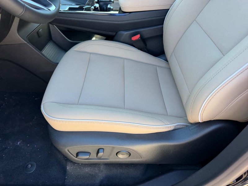 Buick Enclave Vehicle Full-screen Gallery Image 19