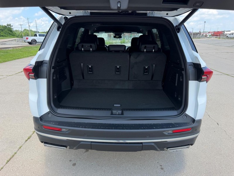 Buick Enclave Vehicle Full-screen Gallery Image 5