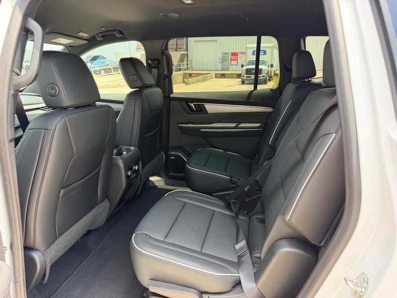 Buick Enclave Vehicle Full-screen Gallery Image 9