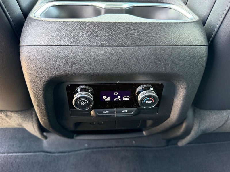 Buick Enclave Vehicle Full-screen Gallery Image 10