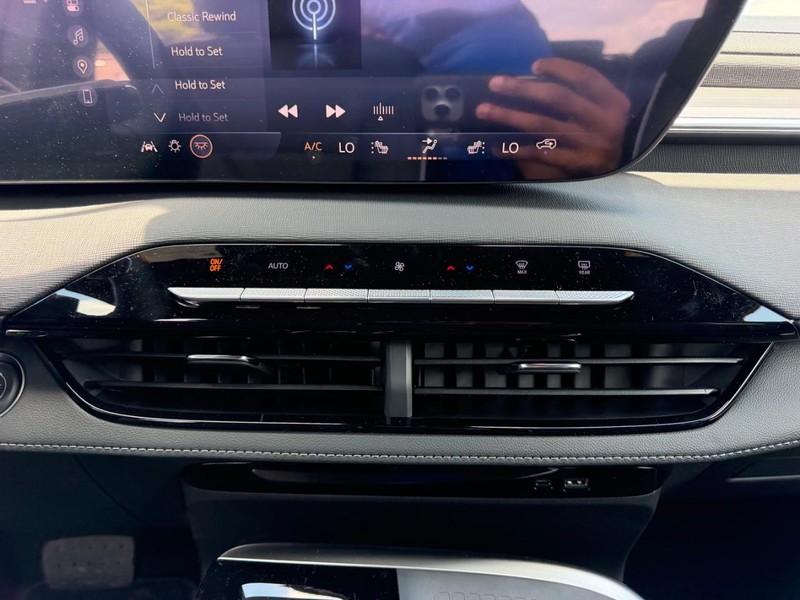 Buick Enclave Vehicle Full-screen Gallery Image 17