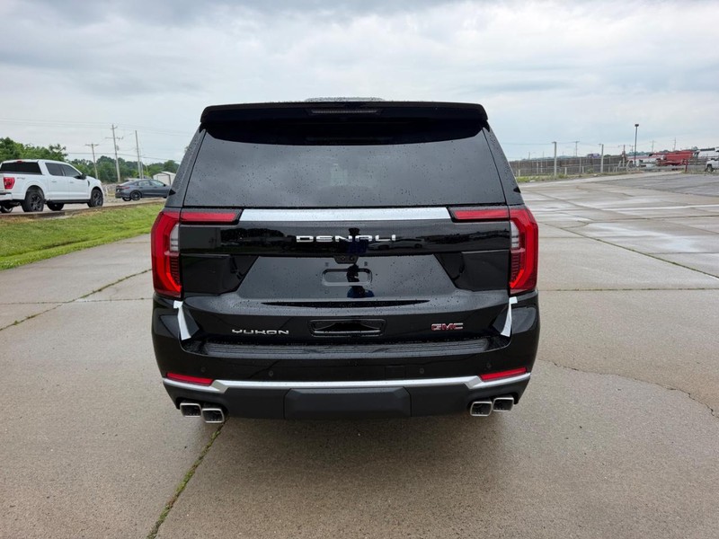 GMC Yukon Vehicle Full-screen Gallery Image 4