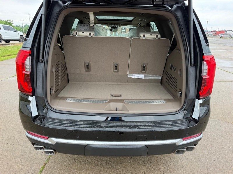 GMC Yukon Vehicle Full-screen Gallery Image 5