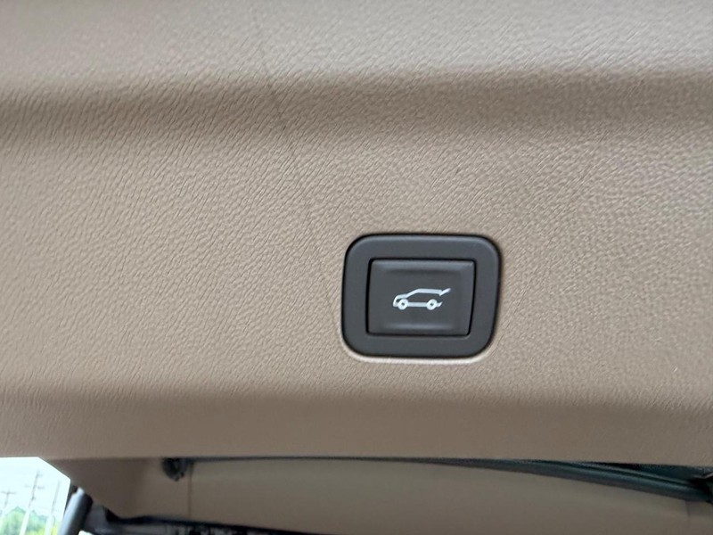 GMC Yukon Vehicle Full-screen Gallery Image 6