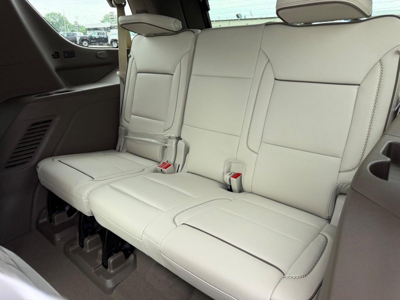 GMC Yukon Vehicle Full-screen Gallery Image 8