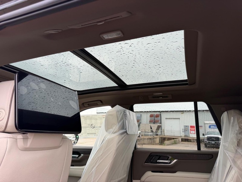 GMC Yukon Vehicle Full-screen Gallery Image 11