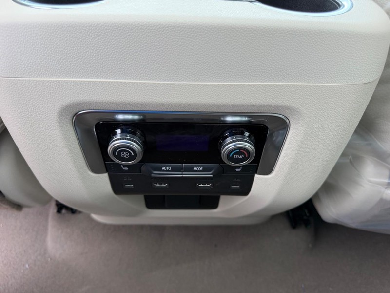 GMC Yukon Vehicle Full-screen Gallery Image 12