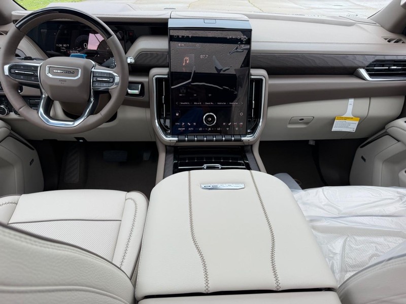 GMC Yukon Vehicle Full-screen Gallery Image 13