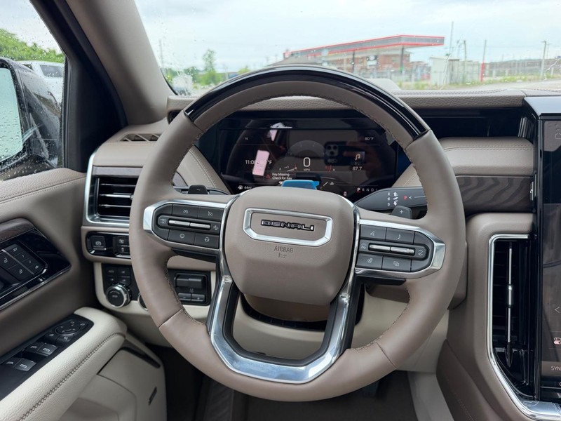 GMC Yukon Vehicle Full-screen Gallery Image 14