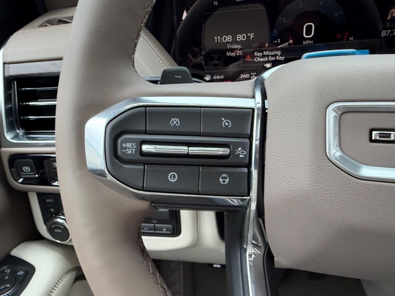 GMC Yukon Vehicle Full-screen Gallery Image 15