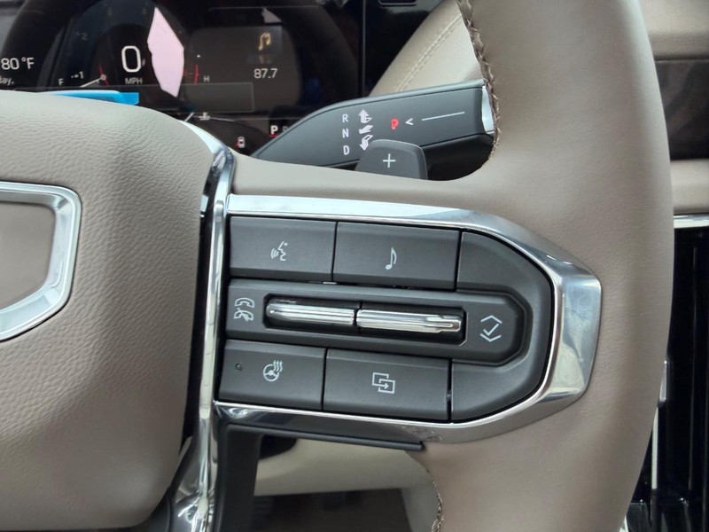 GMC Yukon Vehicle Full-screen Gallery Image 16