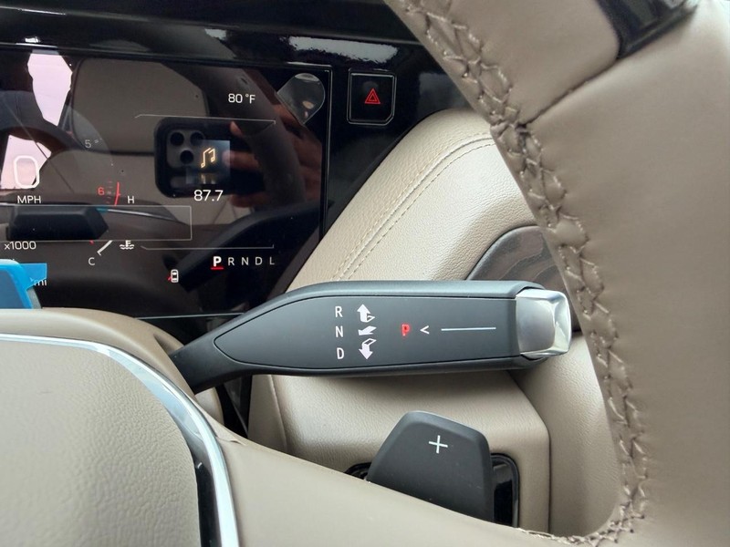 GMC Yukon Vehicle Full-screen Gallery Image 17